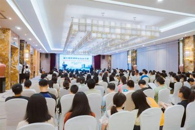 自主控制与专业服务：会议直播的两种选择